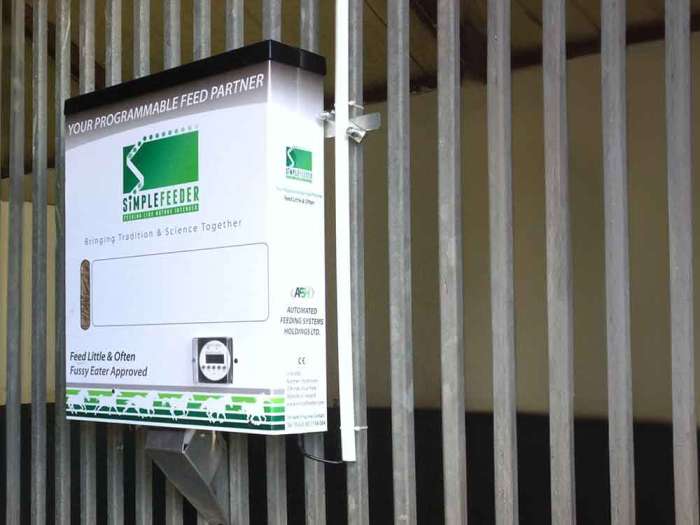 Futterautomat, Stall, Weide, Weidezelt, Trockenfutter