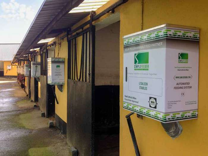 Futterautomat, Stall, Weide, Weidezelt, Trockenfutter