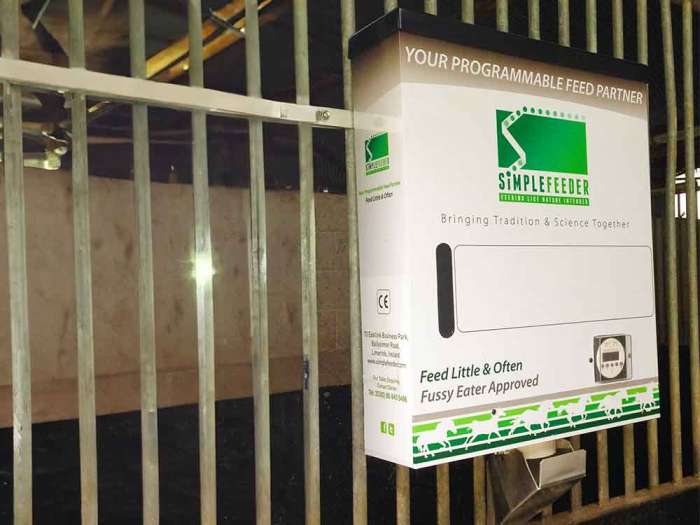 Futterautomat, Stall, Weide, Weidezelt, Trockenfutter